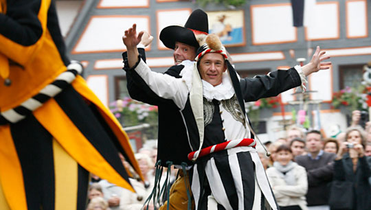 Zwei verkleidete Tänzer beim Festzug des Ulmer Fischerstechen